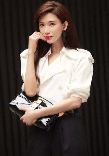 林志玲婚后首亮相 淡妆出镜满脸幸福与英国王室看赛马